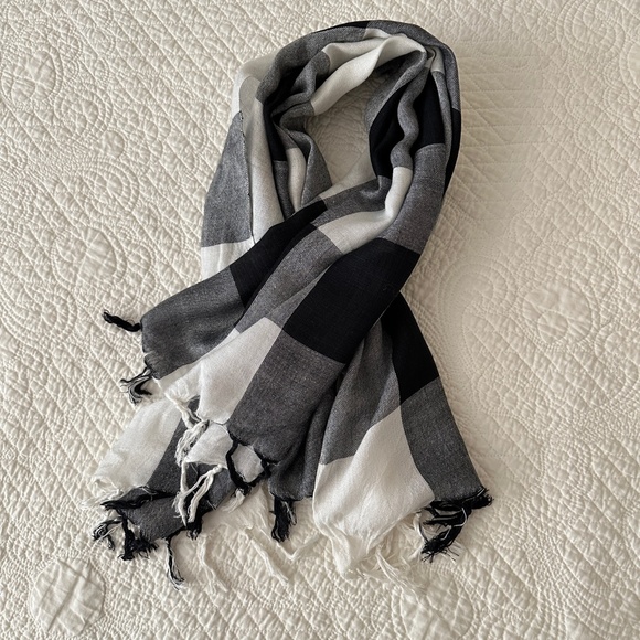 Urban Outfitters Gingham Utah Plaid Checkered Scarf Black White Fringe - Picture 7 of 7